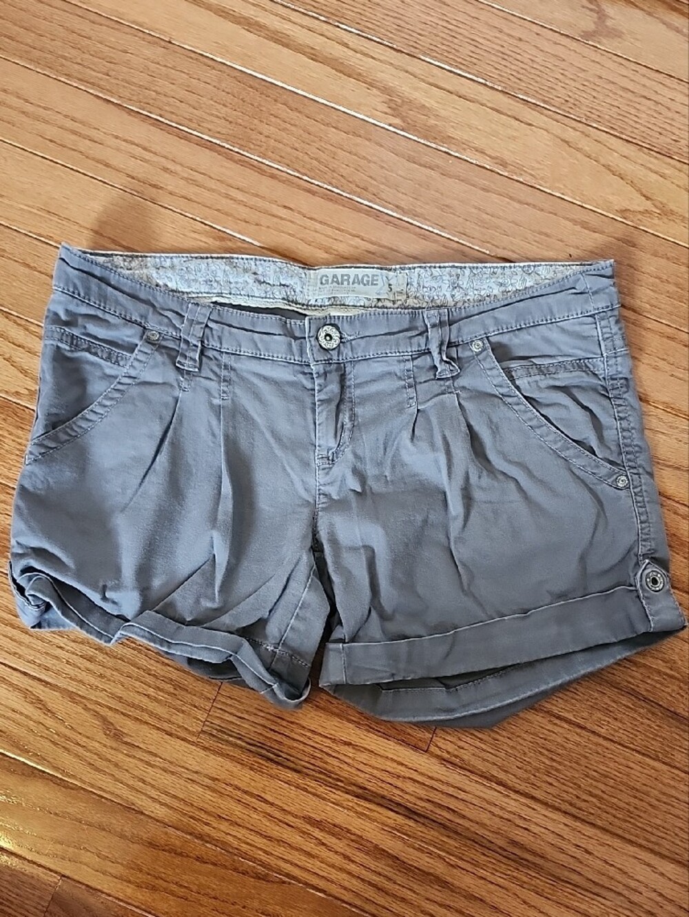 Vintage Y2K Garage Women's Gray Rolled-Hem Shorts - Picture 12 of 16